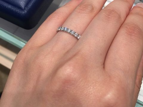 【銀座ダイヤモンドシライシの口コミ】 婚約指輪にエタニティリングを検討していました。こちらはダイヤモンド控…