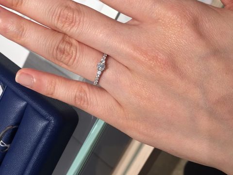 【銀座ダイヤモンドシライシの口コミ】 婚約指輪をエタニティか一粒にするか迷っていた時に、お店の方が出してく…