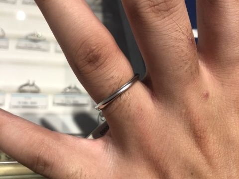 【銀座ダイヤモンドシライシの口コミ】 ストレートでもひねりのあるデザインが好きな人には好かれる指輪かなと思…