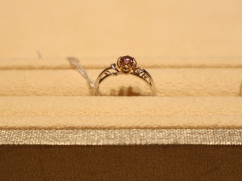 【TOMIYA(トミヤ)の口コミ】 横から見ると透かし模様の部分がすごく可愛いです。ダイヤを止める爪の部…