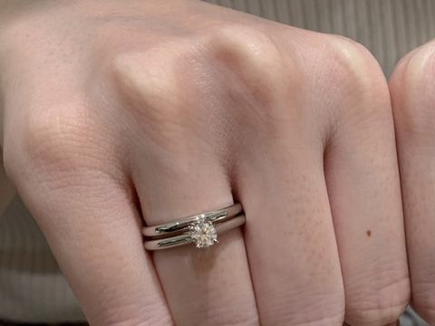 【カルティエ(Cartier)の口コミ】 婚約指輪と重ね付けをしても指輪同士のサイズの厚みの差が気にならないこ…