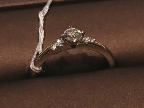 【アイプリモ(I-PRIMO)の口コミ】 ダイヤが一粒だけのものか、サイドにもあるものか迷ったのですが、ダイヤ…