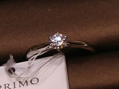 【アイプリモ(I-PRIMO)の口コミ】 婚約指輪らしいシンプルな一粒タイプか、サイドにもダイヤをあしらったも…