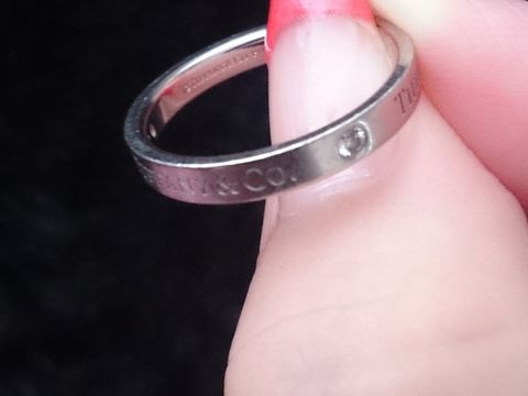 【ティファニー(Tiffany & Co.)の口コミ】 外側、内側ともにTiffany & Co.と入ってます。
内側にはイニシャルと…