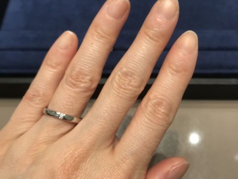 【4℃ BRIDAL(ヨンドシーブライダル)の口コミ】 シンプルなデザイン探している中、一石ではあるが石の留方に特徴があるた…