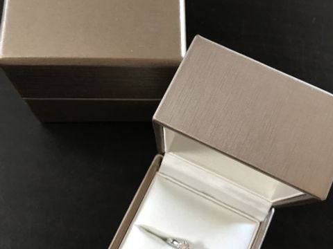 【ブルガリ(BVLGARI)の口コミ】 指輪のデザインに一目惚れしました！
曲線の入ったリングに、キラキラと輝…