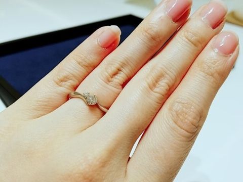 【4℃ BRIDAL(ヨンドシーブライダル)の口コミ】 指を綺麗に見せてくれるというウエーブタイプに個人的に好きなひねりがつ…