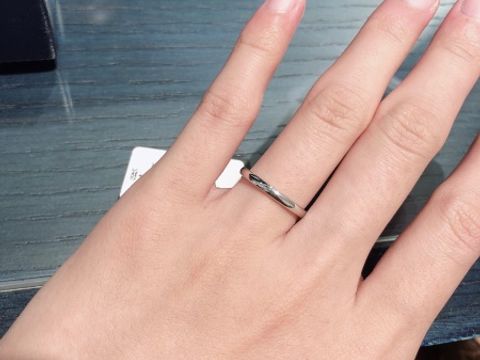 【4℃ BRIDAL(ヨンドシーブライダル)の口コミ】 プラチナのリングで探していたので、店員さんがこれがおすすめですと
紹介…
