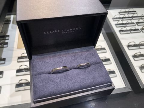 【ラザール ダイヤモンド(LAZARE DIAMOND)の口コミ】 程よいV字がしっくりきたことが、決め手でした。
担当してくださった方も…