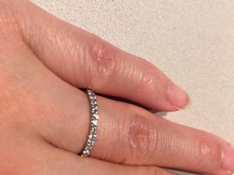 【Joie de treat.(ジョア・ドゥ・トリート)の口コミ】 フルエタニティでダイヤが多いですが、細いデザインなので上品で、指も細…