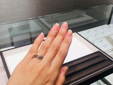 【アイプリモ(I-PRIMO)の口コミ】 婚約指輪のシリウスはエンゲージリングの定番のデザインですが、シンプル…