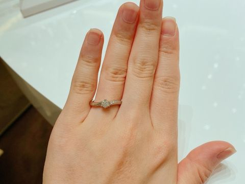 【4℃ BRIDAL(ヨンドシーブライダル)の口コミ】 リングが細身なので、0.2ctでも充分な大きさに感じました！0.25ct位なら私…