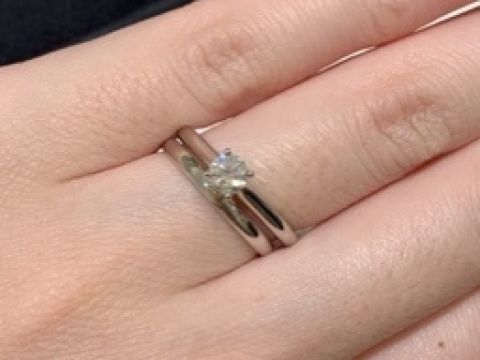 【カルティエ(Cartier)の口コミ】 シンプルで婚約指輪らしいデザインのものを探していたので、カルティエの1…