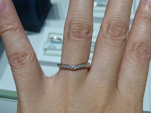 【銀座ダイヤモンドシライシの口コミ】 ブイラインのエタニティリングです。ブイラインの形はゆるやかなウェーブ…