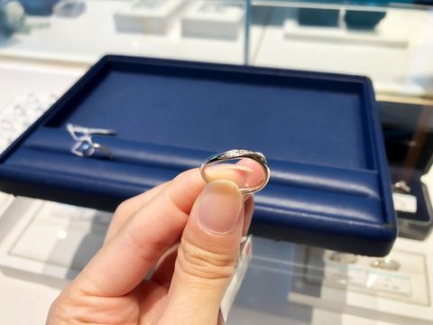 【銀座ダイヤモンドシライシの口コミ】 ひねりがあり、ウェーブタイプの指輪を探していたところとても華奢で可愛…