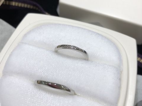 【俄(にわか)の口コミ】 色の材質（色合い）が上品で惹かれました。2人の指のシルエットにあった細…