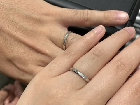 【エクセルコダイヤモンド(EXELCO DIAMOND)の口コミ】 ストレートのシンプルなタイプですが、真ん中にダイヤが3粒並んでいて、シ…