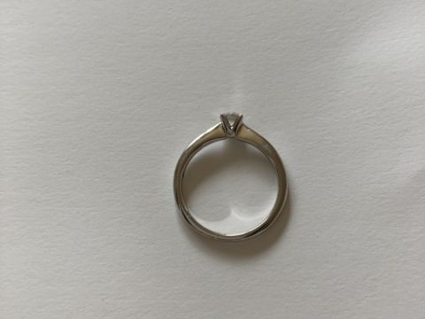 【4℃ BRIDAL(ヨンドシーブライダル)の口コミ】 デザインが物々しくなくて、シンプル、ダイヤが大きく見えるデザインが気…