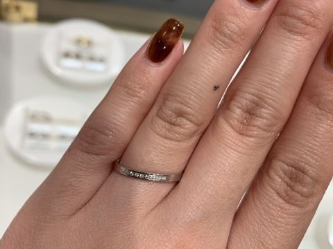 【AHKAH(アーカー)の口コミ】 表参道ヒルズ店限定の指輪だそうです。
レディースはダイヤが9石付いてて…