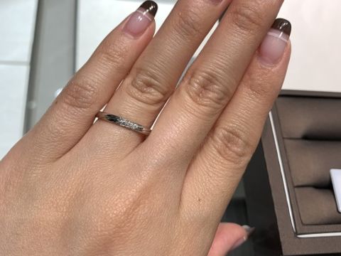 【アイプリモ(I-PRIMO)の口コミ】 斜めにラインが入っていて真ん中にダイヤが入っていてシンプルだけど可愛…