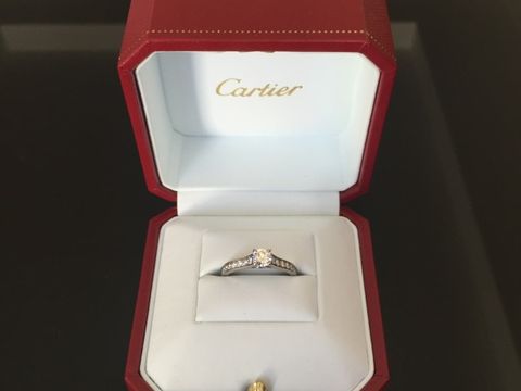 【カルティエ(Cartier)の口コミ】 初めはあまり彼に負担をかけるのも申し訳ないかと思い、中央に一粒ダイヤ…