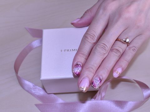 【アイプリモ(I-PRIMO)の口コミ】 二つのダイヤが寄り添うように並んでおり、一つは小さなピンクダイヤにし…