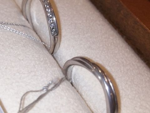 【TRECENTI(トレセンテ)の口コミ】 男性女性用共にデザインや素材は勿論表面処理を踏まえて決めました。

石…