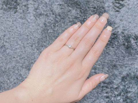 【VANillA(ヴァニラ)の口コミ】 リングはS字のデザインで指を綺麗に見せてくれます。
付けた時、対面から…