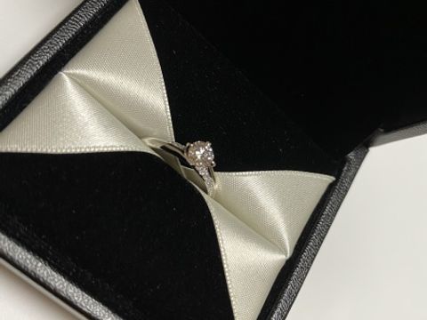 【エクセルコダイヤモンド(EXELCO DIAMOND)の口コミ】 とにかくダイヤが綺麗です。
指輪の受け取り後に、その日は身につけて帰り…