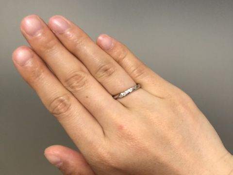 【銀座ダイヤモンドシライシの口コミ】 何よりもデザインとダイヤモンドの綺麗さに惹かれて決めました。素材はPT9…