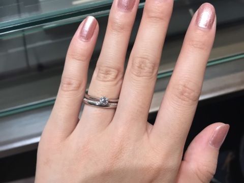 【アイプリモ(I-PRIMO)の口コミ】 会社でもずっと結婚指輪をつけようと考えていました。アナエルは上下を逆…
