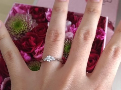 【銀座ダイヤモンドシライシの口コミ】 シンプルながらに華やかなデザイン♡
両サイドに小さめのダイヤが付いてお…