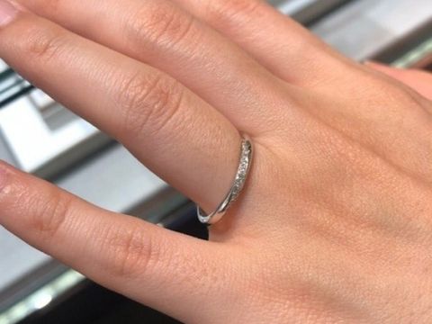 【アイプリモ(I-PRIMO)の口コミ】 細身かつダイヤの華やかさを忘れないデザインでした。
シンプルで流れるよ…