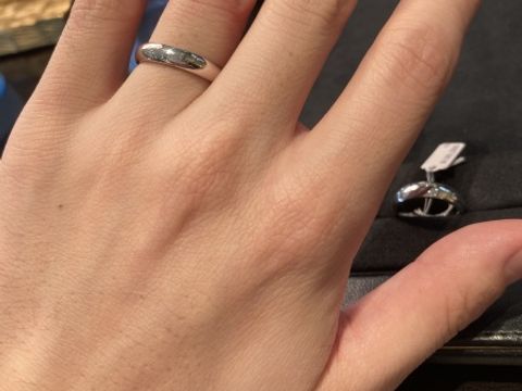 【グラフ(GRAFF)の口コミ】 グラフの男性向けの丸みを帯びたデザインの指輪です。まず、着け心地はか…