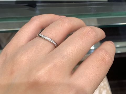 【ラザール ダイヤモンド(LAZARE DIAMOND)の口コミ】 ウェーブのライン加減がほどよく、着けた瞬間、着け心地のよさに驚きまし…