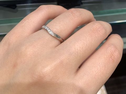 【ラザール ダイヤモンド(LAZARE DIAMOND)の口コミ】 左側のVラインにだけダイヤモンドが並んでついています。自分で手元を見た…