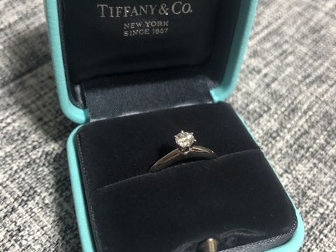【ティファニー(Tiffany & Co.)の口コミ】 婚約指輪は王道ストレートの物がよいと思い、雑誌やネットで色々と探して…