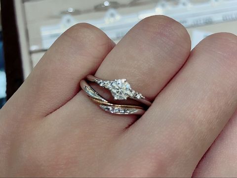 【ケイウノ ブライダル(K.UNO BRIDAL)の口コミ】 プラチナ ゆるいＶ字ラインのものを試着させていただきました。ゴールドの…