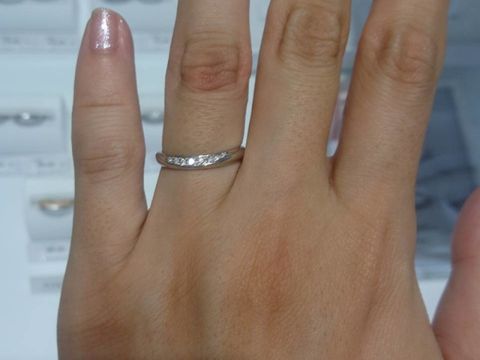 【STAR JEWELRY(スタージュエリー)の口コミ】 ストレートのデザインでダイヤがついているものを探していました。ペアの…