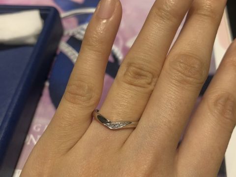 【銀座ダイヤモンドシライシの口コミ】 Ｖ字でダイヤモンドが少し入ったデザインのものを試着しました。他にもハ…