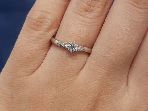 【4℃ BRIDAL(ヨンドシーブライダル)の口コミ】 好みの形ではないウェーブタイプのものを試着してみました。
重ね付けも素…