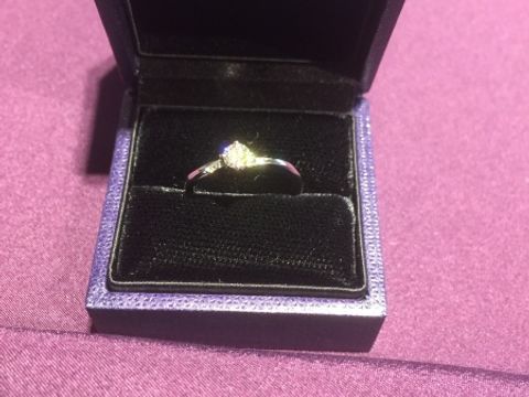 【俄(にわか)の口コミ】 婚約指輪は、プロポーズの時に渡されたもので、主人が一粒ダイヤモンドで…