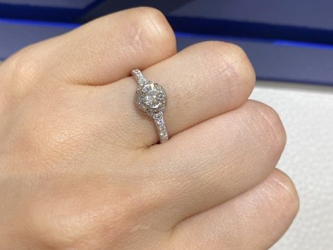 【ショーメ(CHAUMET)の口コミ】 あまりキラキラしすぎないので、普段使いしやすいことと、メインのダイヤ…