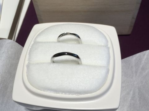 【俄(にわか)の口コミ】 婚約指輪とセットで着けられるデザインだったため、こちらを購入しました…