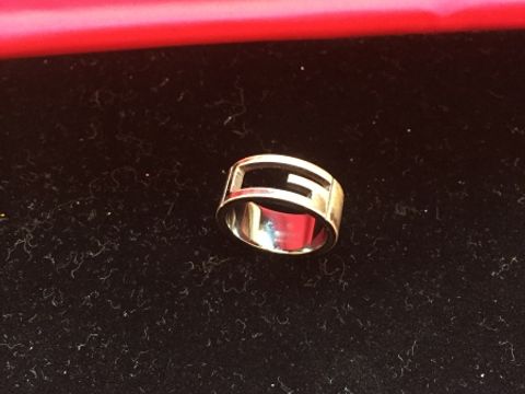 【グッチ(GUCCI)の口コミ】 婚約指輪は一般的には、石が付いているのが多いと思いますが、仕事上あま…