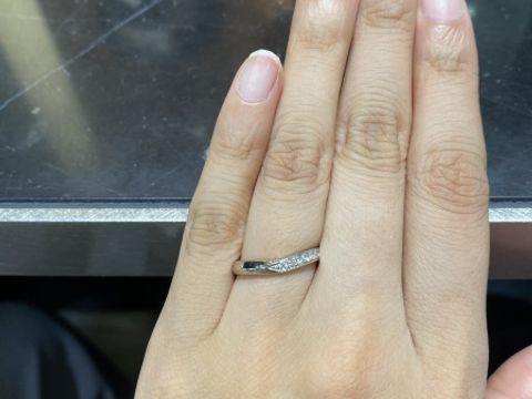 【TAKEUCHI(宝石・時計のタケウチ)の口コミ】 v字ラインで、右側のみにダイヤモンドが埋め込まれているタイプです。男性…