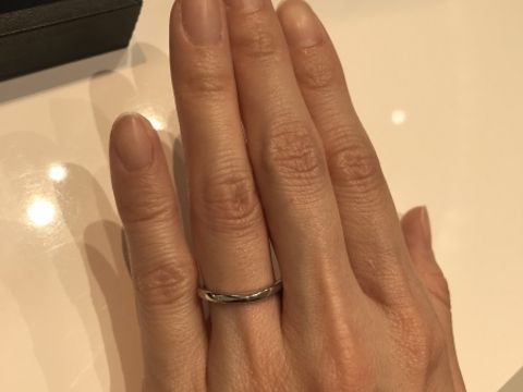 【4℃ BRIDAL(ヨンドシーブライダル)の口コミ】 ウェーブタイプのプラチナリングでとてもシンプルで着けやすいです。いわ…