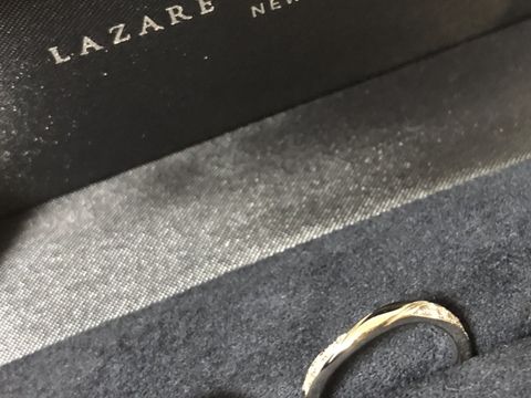 【ラザール ダイヤモンド(LAZARE DIAMOND)の口コミ】 婚約指輪と結婚指輪の重ね付けがしたくて、婚約指輪との相性がバッチリだ…