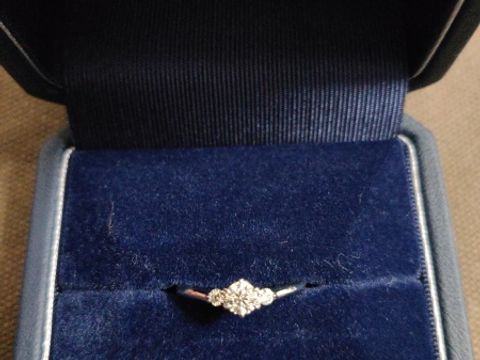 【銀座ダイヤモンドシライシの口コミ】 指が細いので、細い指輪で探しました。
シンプルですがサイドに石がついて…