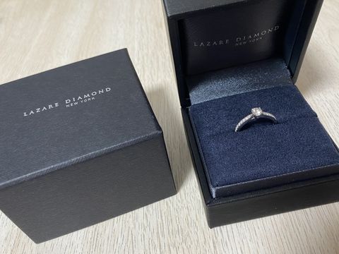 【ラザール ダイヤモンド(LAZARE DIAMOND)の口コミ】 ハーフエタニティの真ん中にダイヤモンドがある、贅沢な指輪です。どの角…